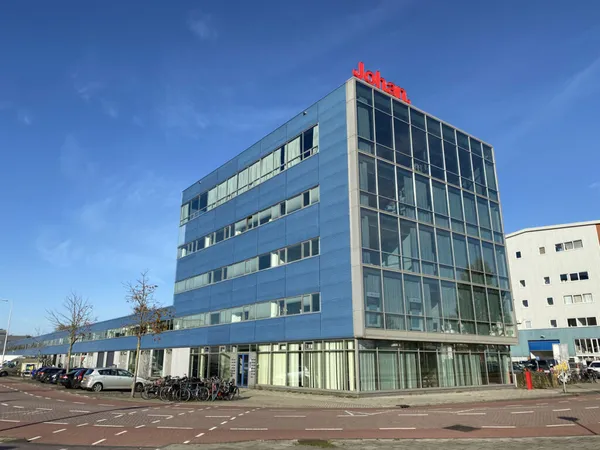 Amsterdam_Attorneys_row_425