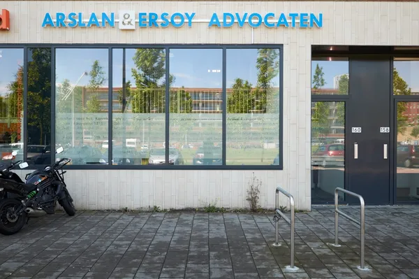 Amsterdam_Attorneys_row_471