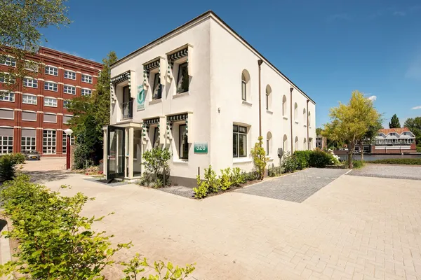 Amsterdam_Attorneys_row_542