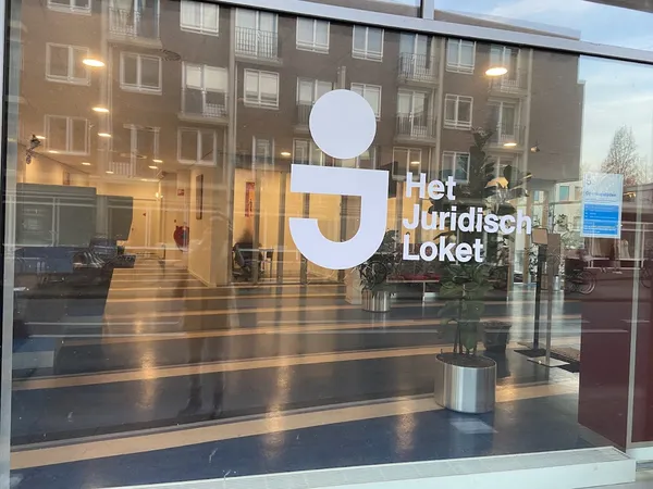 Amsterdam_Attorneys_row_606