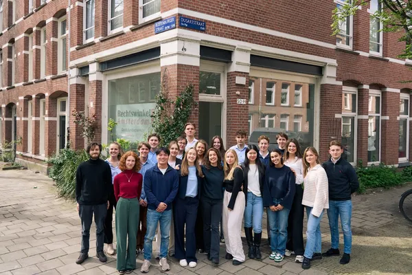 Amsterdam_Attorneys_row_802