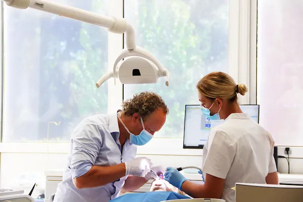 Amsterdam_Dentists_row_266