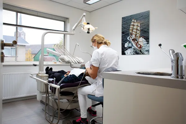 Amsterdam_Dentists_row_81