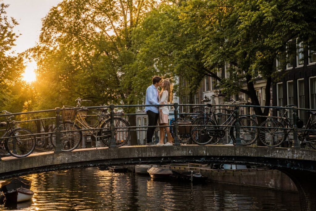 32-Amsterdam-romance–candid–a-c
