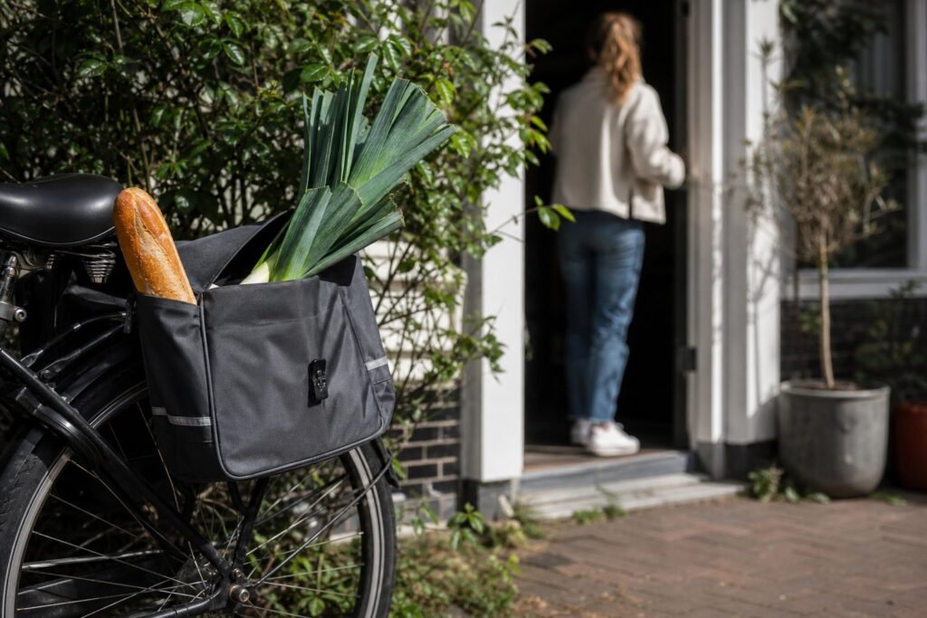98-Amsterdam-errand–candid–a-bu