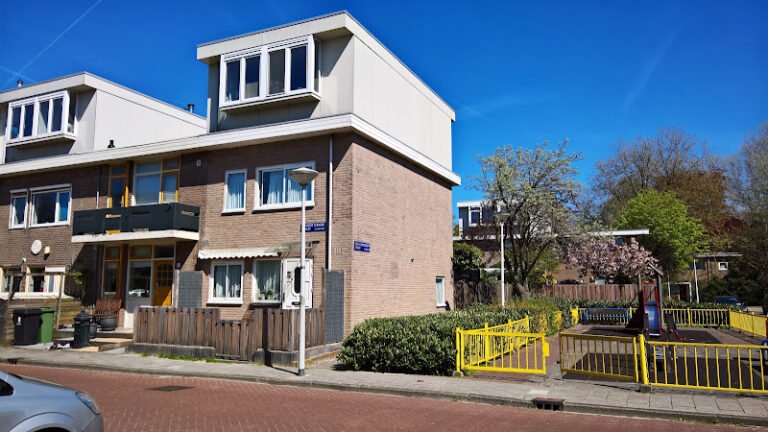 Bed and Breakfast Amsterdam Holy Dove and baggage storage E 5 per bag per day