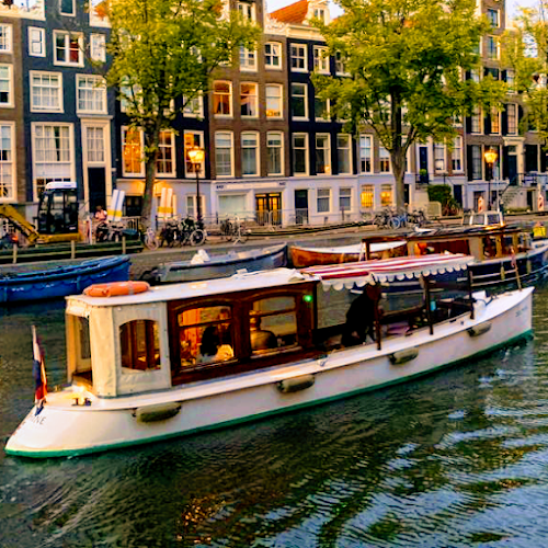 Canal boat Delphine | private boat tour | dinner cruise Amsterdam | marriage proposals