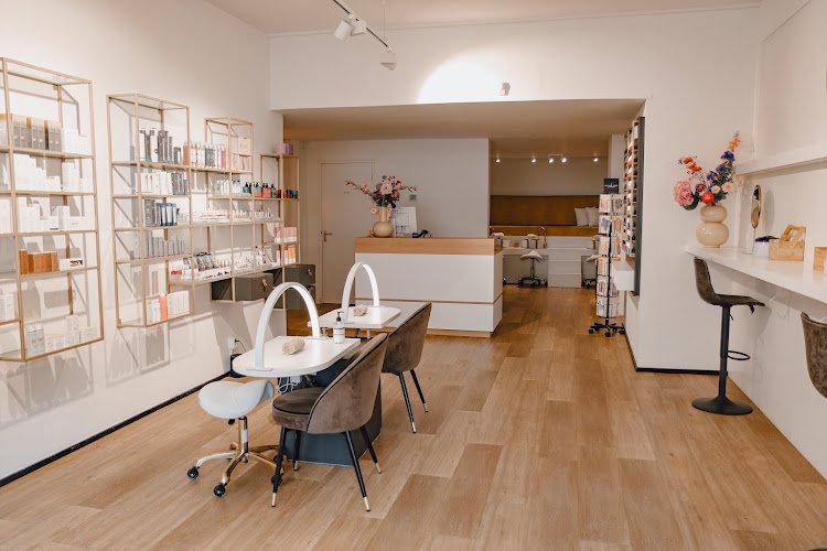 Cream Beauticians