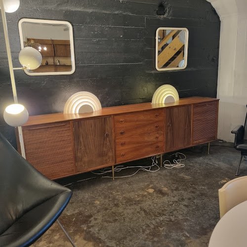Vintagonist (Vintage Design Furniture – Mid Century Modern)
