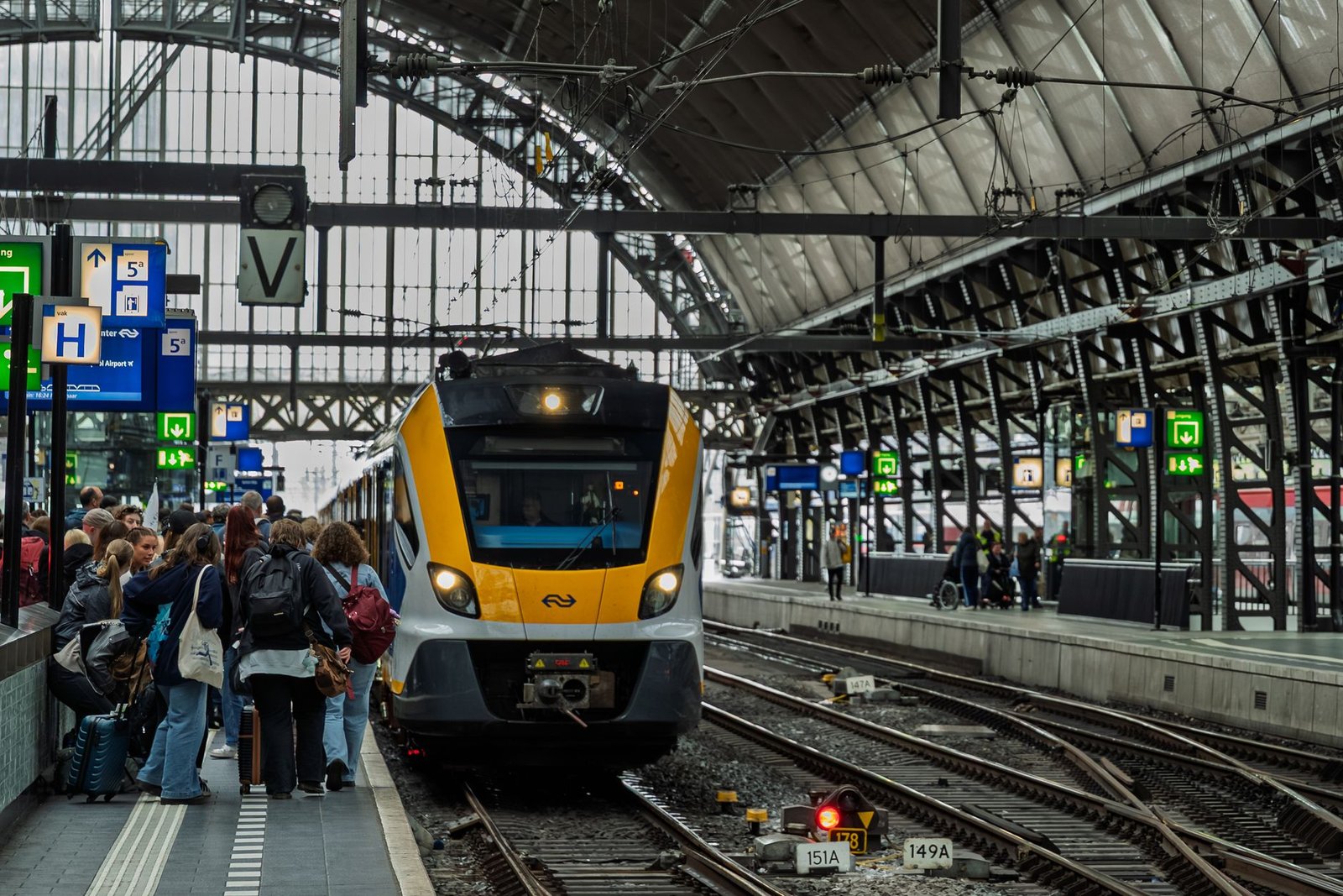Cheap off-peak rail passes set to double in price for Dutch commuters