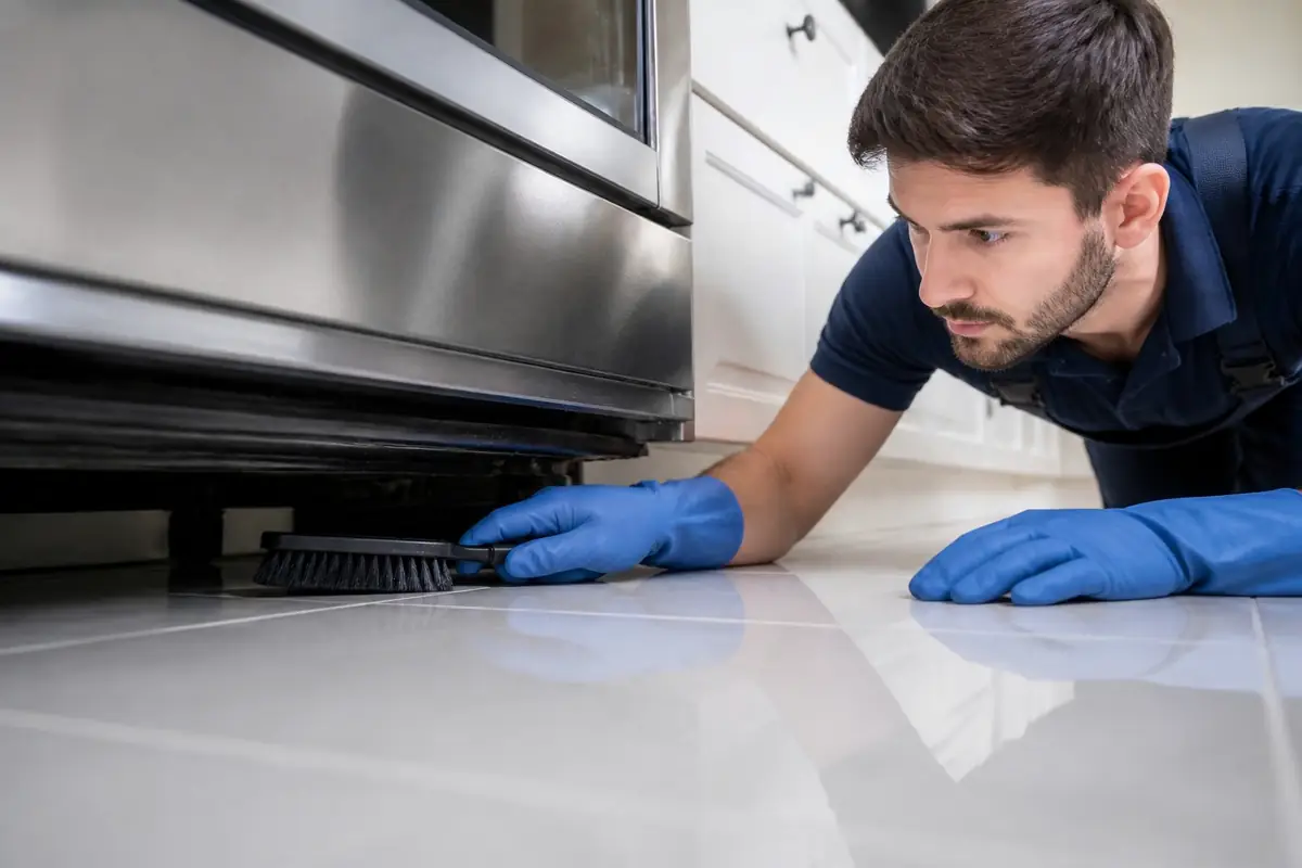 cleaning-services - worker-cle_3