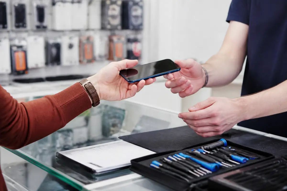 phone-repair-shops - customer-