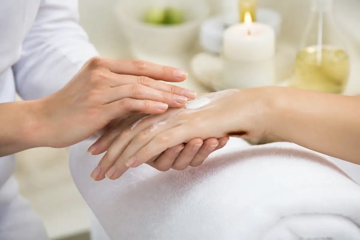 spas - close-up-of-hasnds-apply_2