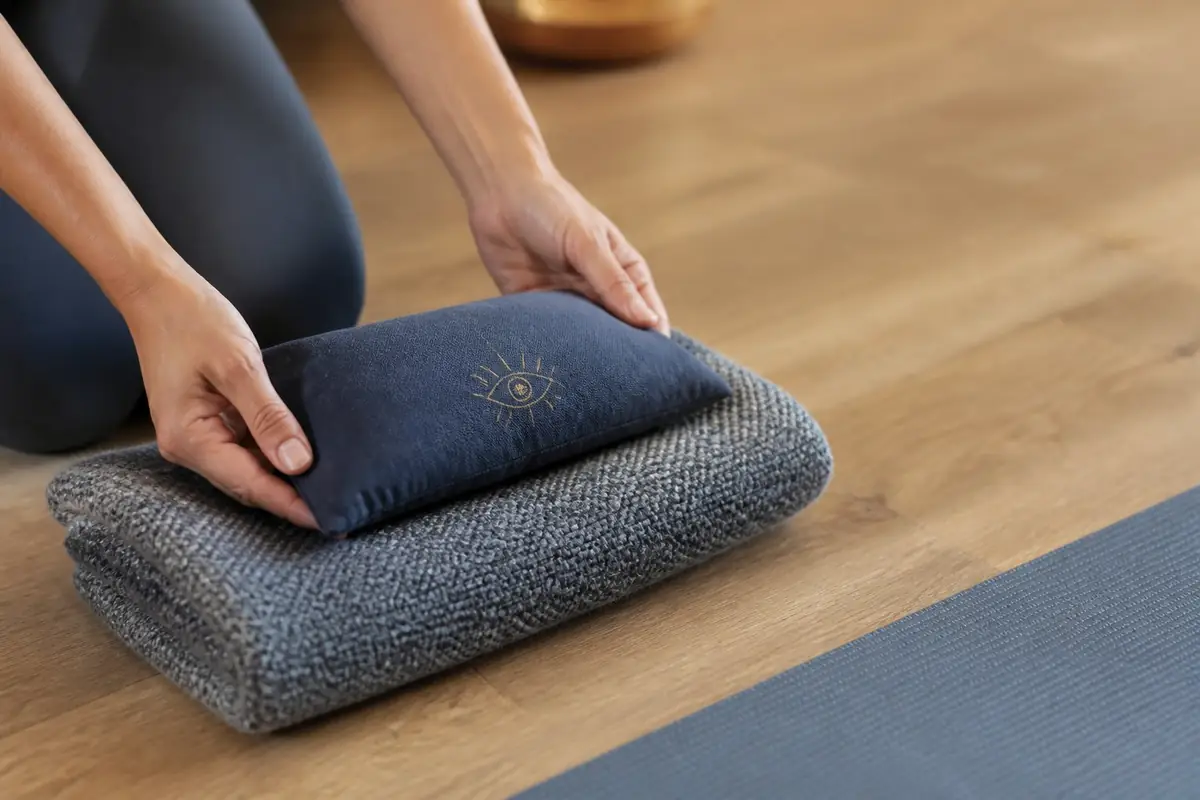 yoga__yoga-studios - close-up-of-han_3
