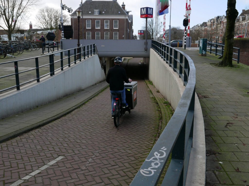 Weesperstraat narrows to single lane for trial