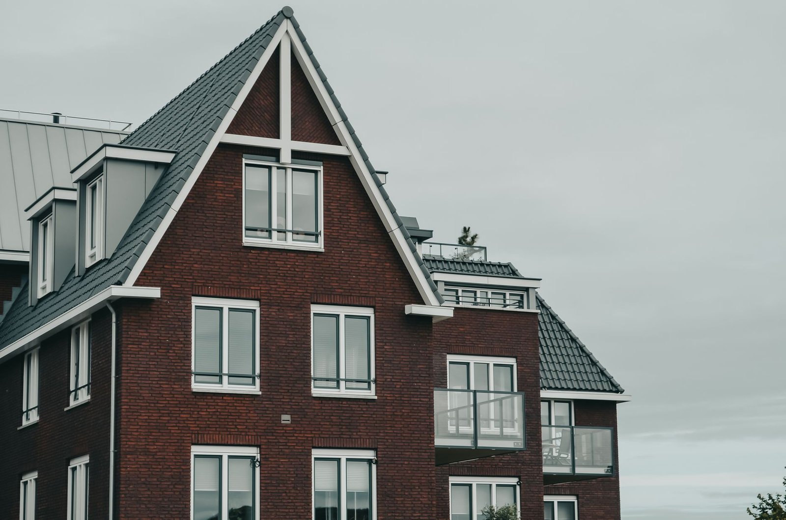 Bidding above asking price increases for Amsterdam home buyers