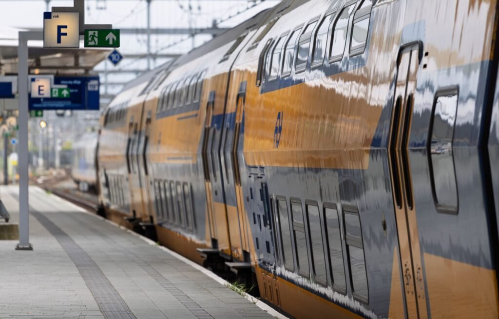 NS offers discounted train tickets near rush hour