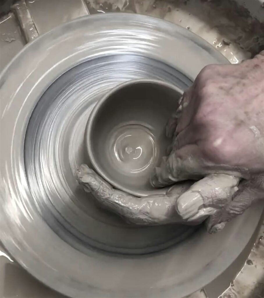 Hand-building cups and bowls at Atelier Kleie