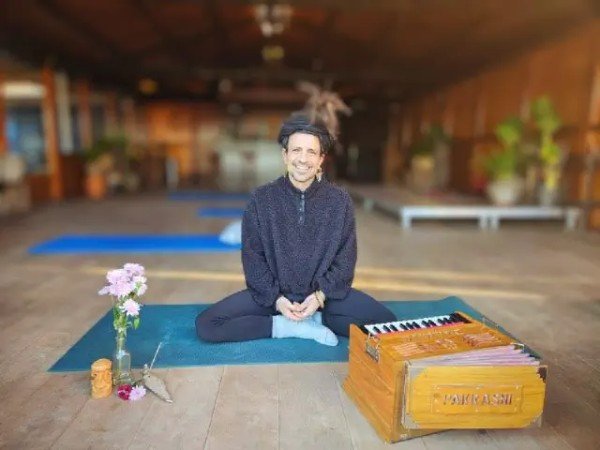 Vinyasa flow and mantra singing at Yoga met Fabio