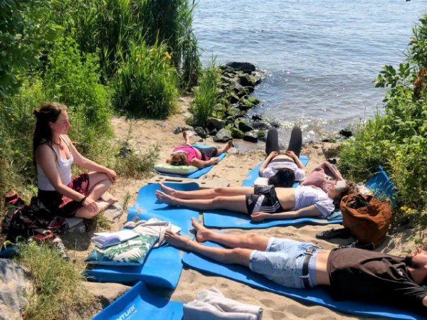 Outdoor morning relaxation meditation with Mindful vrIJdag