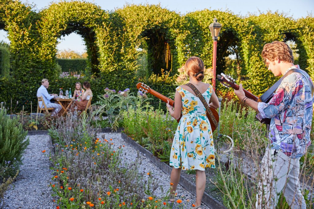 Historical castle dishes and garden tours at Muiderslot