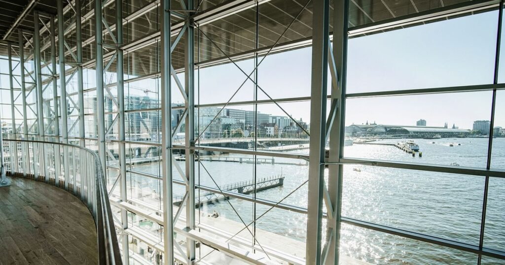 Dutch-language backstage tour and free lunch concert