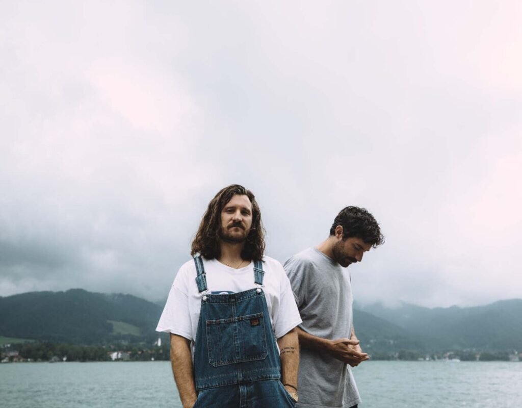 Amistat brings twin indie folk to Paradiso