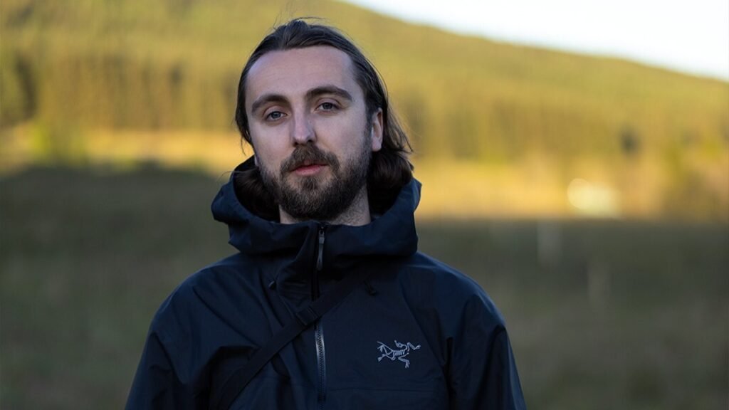 Dutch rapper Ares tours with a live band
