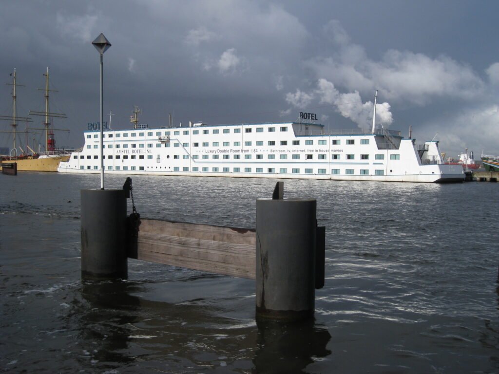 At_NDSM_ferry_terminal_the_boat_hotel_28237486343729-1
