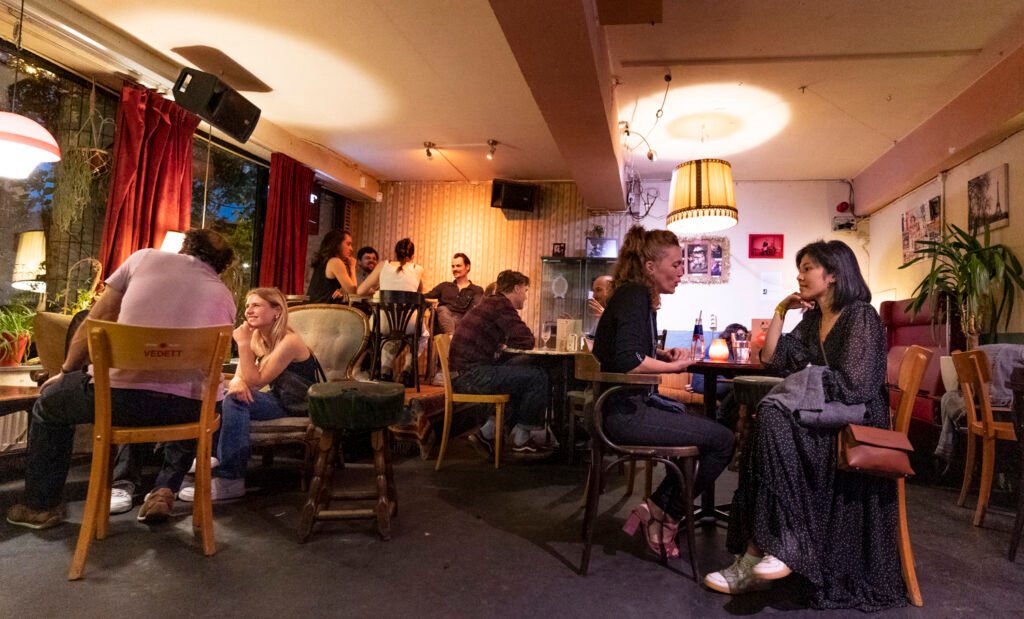 Vrij Spel + Timm Knipt!, songs, open mic and haircuts