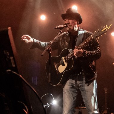 Free acoustic set and signing with Fischer-Z frontman