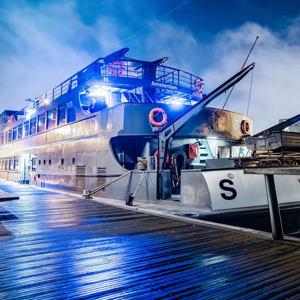 B Jones headlines an evening cruise on the water