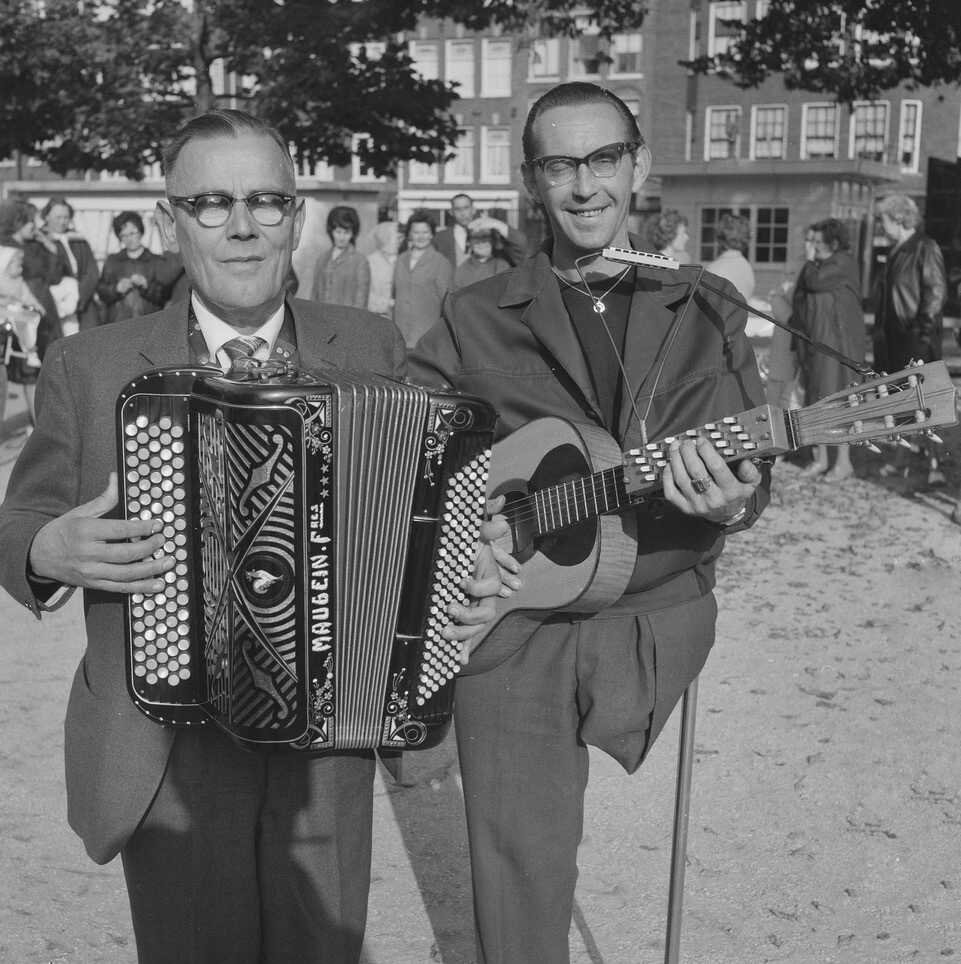 Dutch cabaret on stage with Amsterdams Allooi