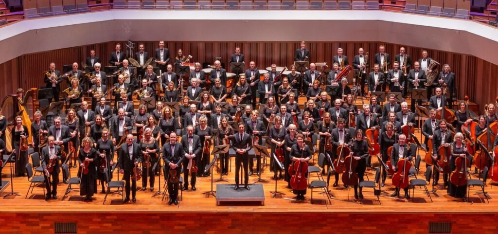 Young pianist Akari Bastiaens tackles Grieg with Philips Symfonie Orkest