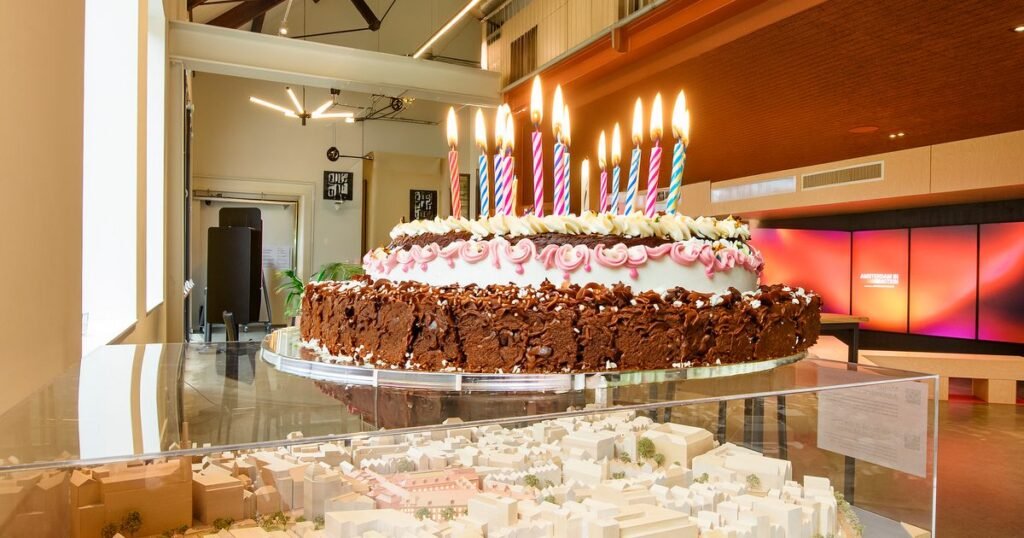 Birthday cake for visitors during Amsterdam Museum trakteert