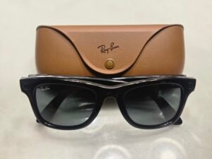 Ray-Ban_Meta_Gen_1_smart_glasses_with_charging_case-1