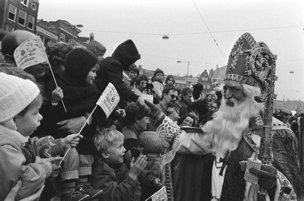 Sinterklaas_Amsterdam_Sinterklaas_begroet_bij_aankomst_kinde