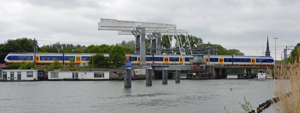 Sprinter_solo_over_brug_Weesp_28900056935029