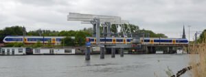 Sprinter_solo_over_brug_Weesp_28900056935029