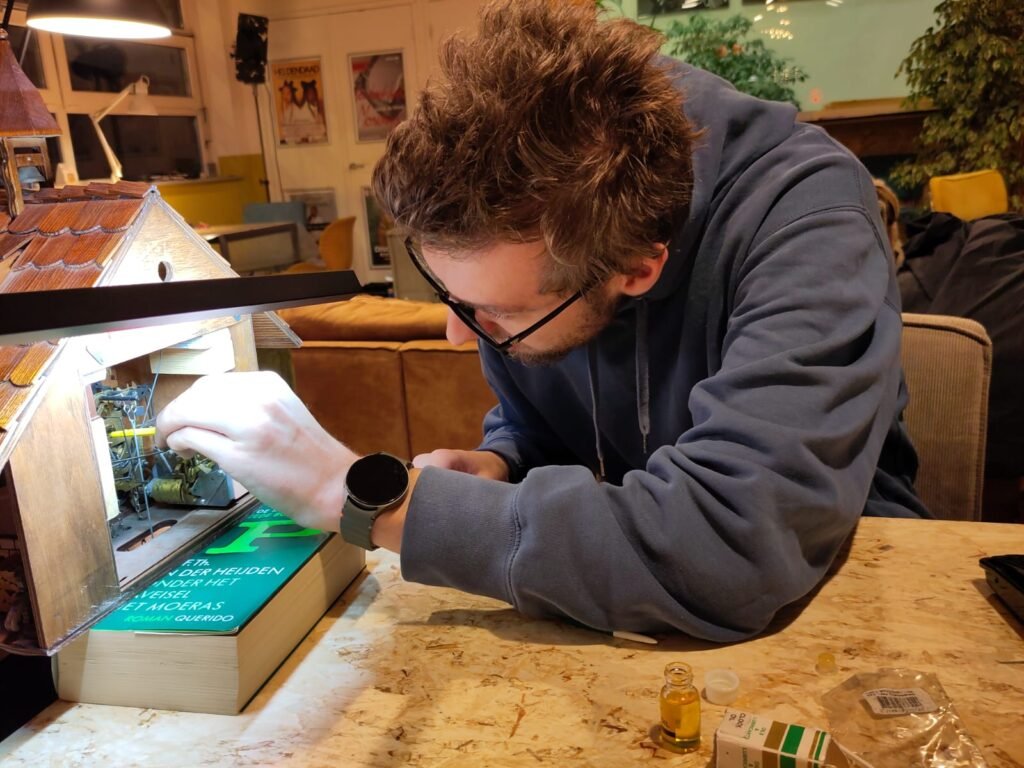 Repair Café Oud-Noord fixes bikes, clothing, and broken electronics