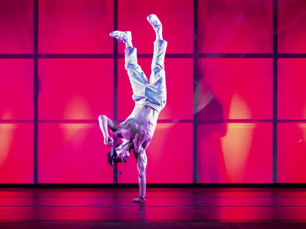 Breakdance, physical comedy and live music in CONTROLE
