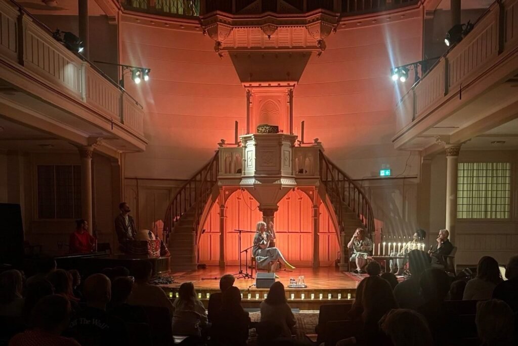Ambient strings, vocals and synchronized lighting by EYRA