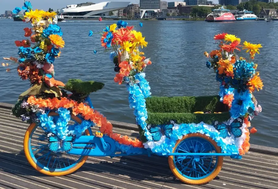 Flowerbikeman leaves Amsterdam after 22 years