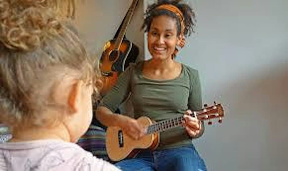 Toddler singalong with Coleta and her instruments on the Rozengracht