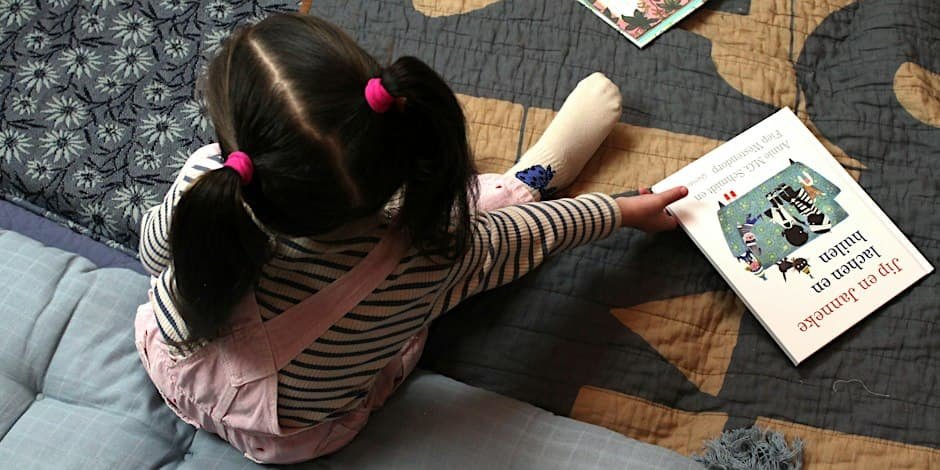 Quiet Saturday morning picture book reading for toddlers