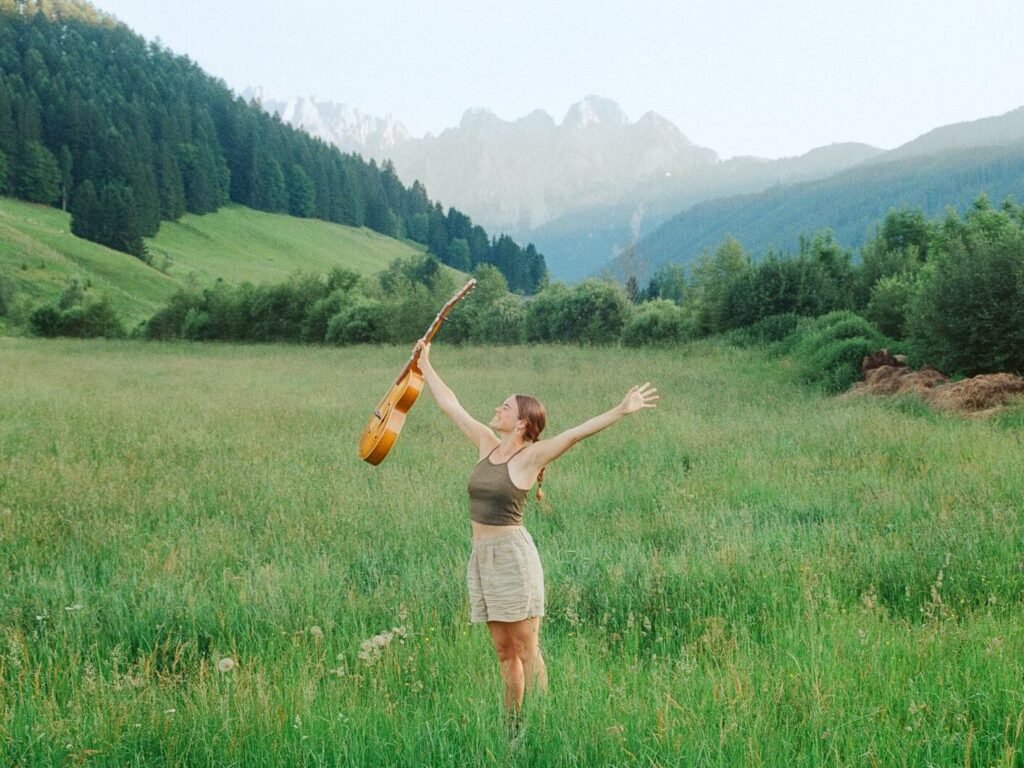 Acoustic neo-soul and unreleased songs by Anne Noor