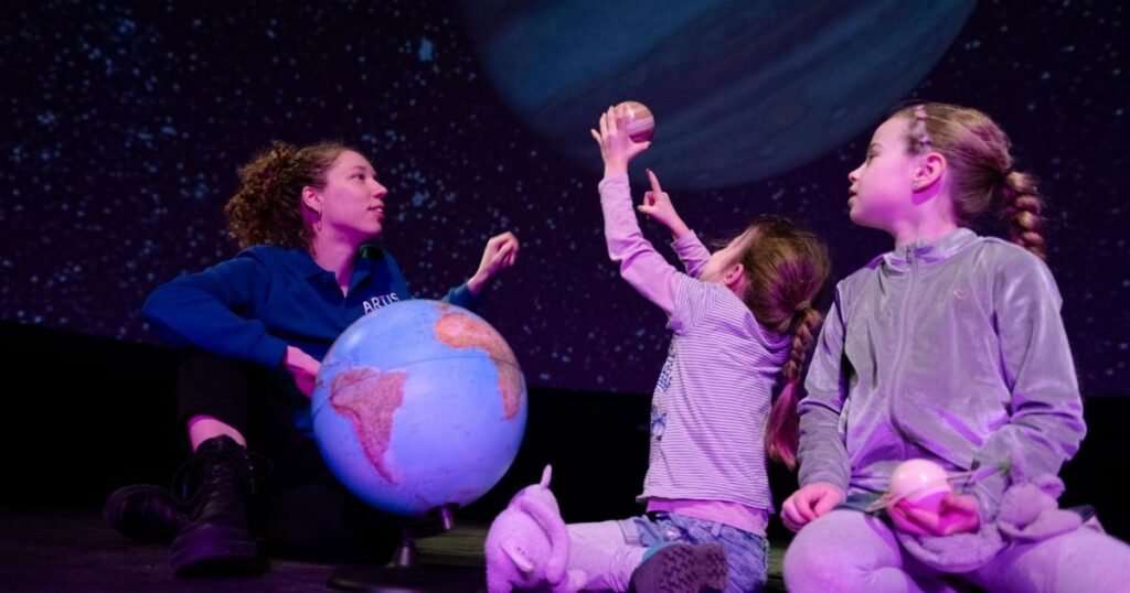 Kindercursus Sterrenkunde inside the ARTIS-Planetarium dome