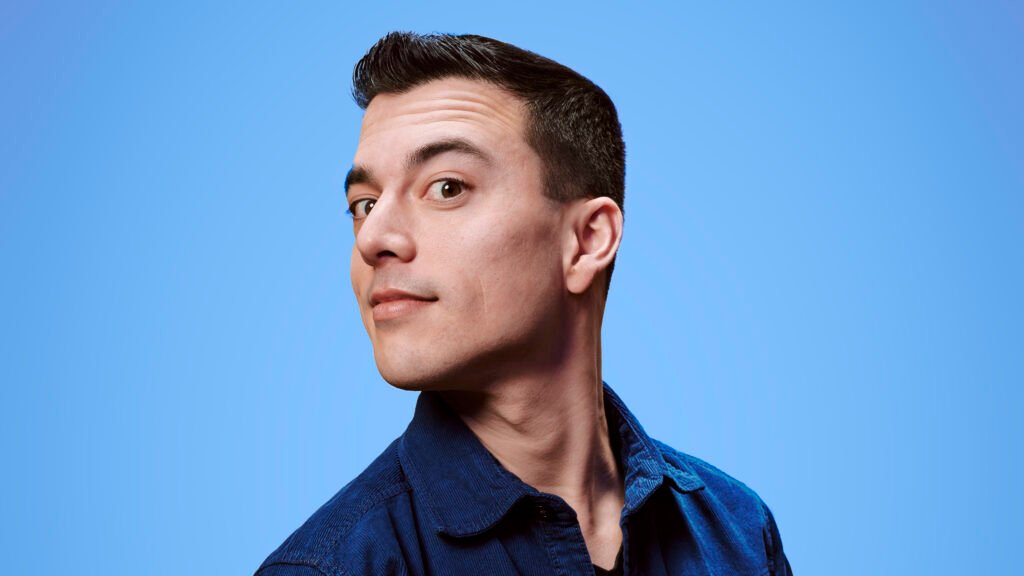 Improv, acrobatics, and stand-up in Ravot by Andries Tunru