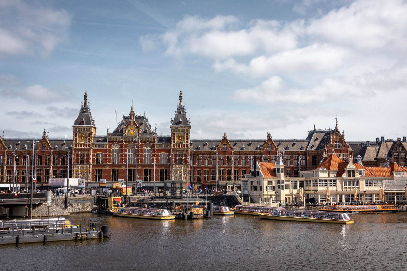 Amsterdam Centraal ranked third best station in Europe