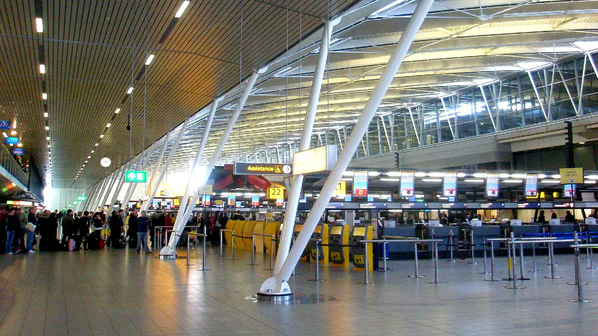 Schiphol alcohol check catches pilot and three crew